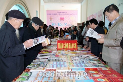 В разных районах Вьетнама открылась выставка новогодних номеров газет-2015 - ảnh 1